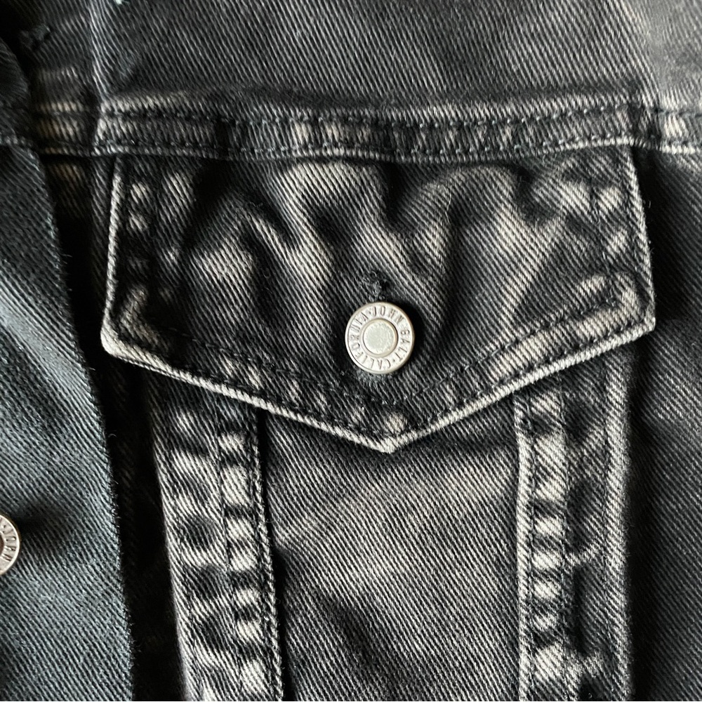 Brandy Melville John Galt Black Cropped Raw Hem Denim Jacket - Picture 3 of 4